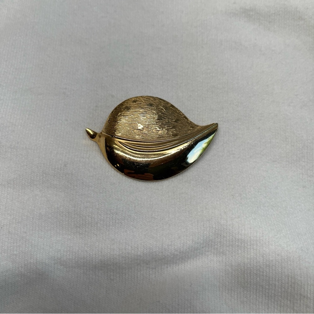 Vintage Giovanni Gold Tone Leaf Brooch Pin Mid Century Nature Jewelry